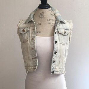 Crop sleeveless denim jacket
